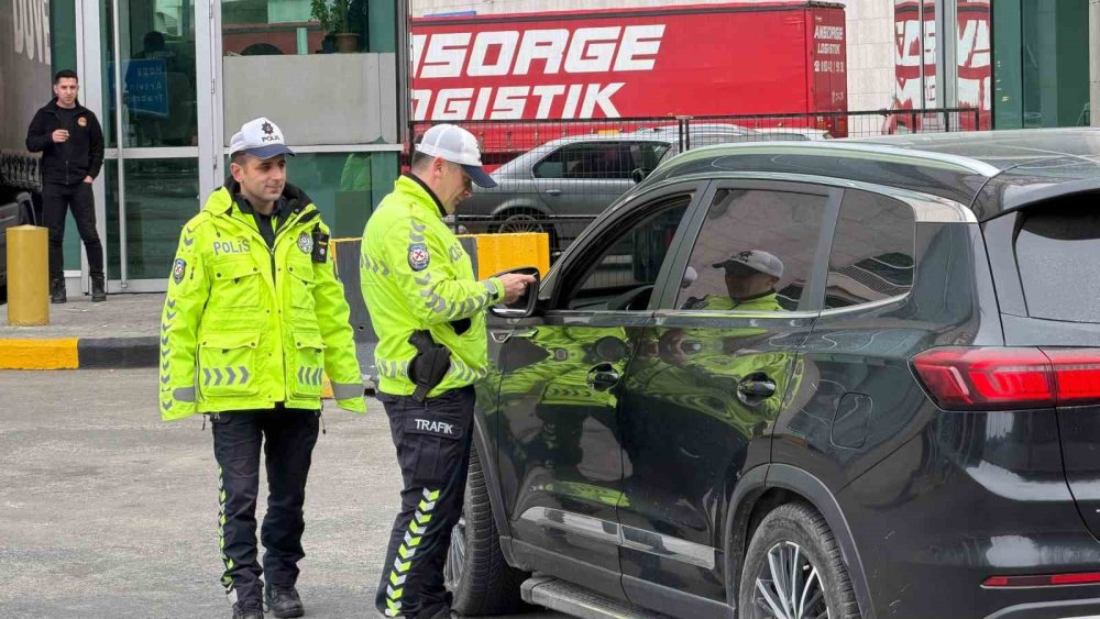 Tatil Başladı, Sınır Doldu.. Sarp’ta Geçiş Rekorları Dikkat Çekiyor!