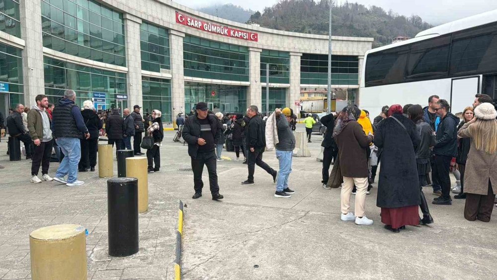 Tatil Başladı, Sınır Doldu.. Sarp’ta Geçiş Rekorları Dikkat Çekiyor!