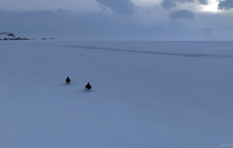 Kartpostallık Manzaralar.. Çıldır Gölü’nde Buz Üzerinde Nefes Kesen Koşu!