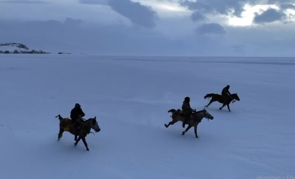 Kartpostallık Manzaralar.. Çıldır Gölü’nde Buz Üzerinde Nefes Kesen Koşu!