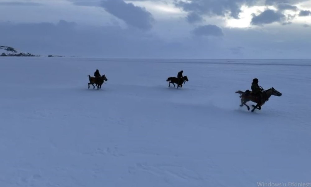Kartpostallık Manzaralar.. Çıldır Gölü’nde Buz Üzerinde Nefes Kesen Koşu!