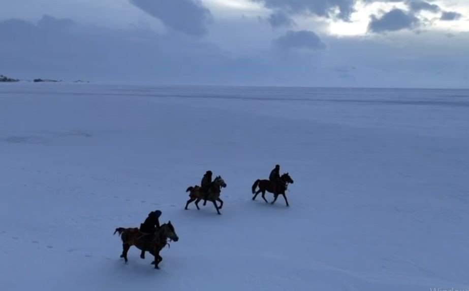 Kartpostallık Manzaralar.. Çıldır Gölü’nde Buz Üzerinde Nefes Kesen Koşu!