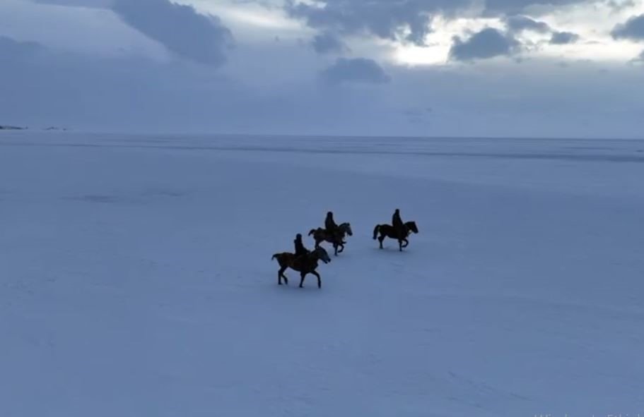 Kartpostallık Manzaralar.. Çıldır Gölü’nde Buz Üzerinde Nefes Kesen Koşu!