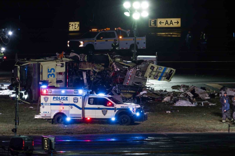 Air Canada Express’e Ait Jet, İniş Sırasında Hizmet Aracıyla Çarpıştı: 2 Ölü