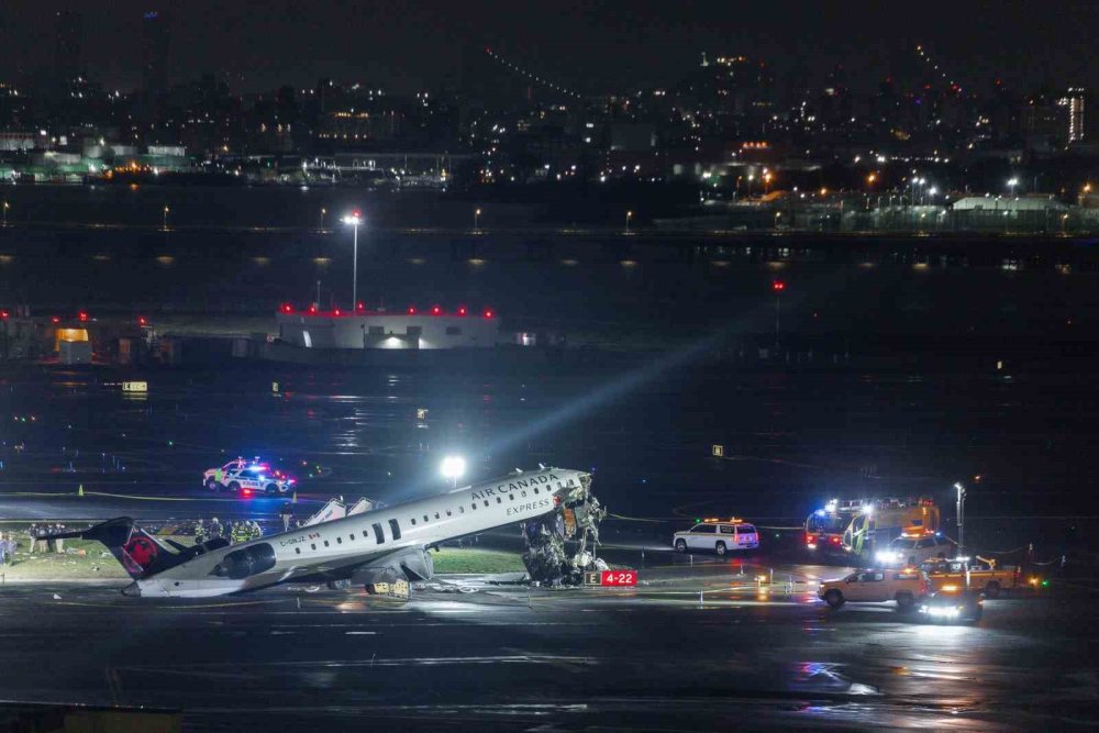 Air Canada Express’e Ait Jet, İniş Sırasında Hizmet Aracıyla Çarpıştı: 2 Ölü