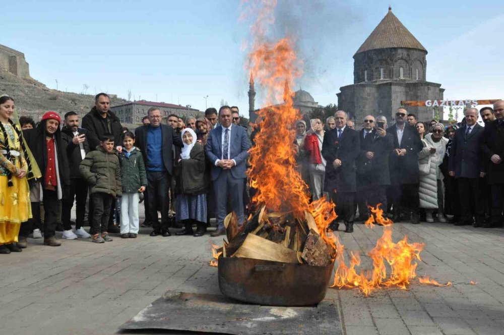 Kars’ta Resmi Nevruz Kutlamaları.. Ateş Yakıldı, Demir Dövüldü!