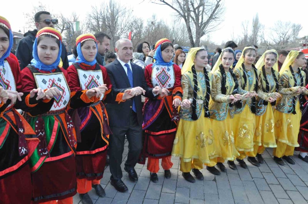 Kars’ta Resmi Nevruz Kutlamaları.. Ateş Yakıldı, Demir Dövüldü!