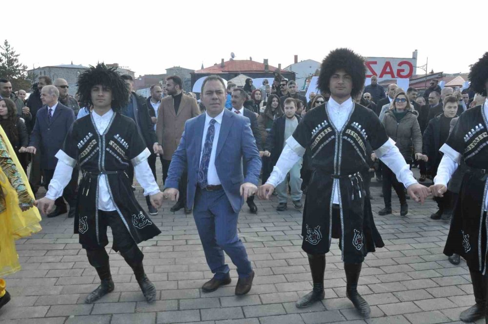 Kars’ta Resmi Nevruz Kutlamaları.. Ateş Yakıldı, Demir Dövüldü!