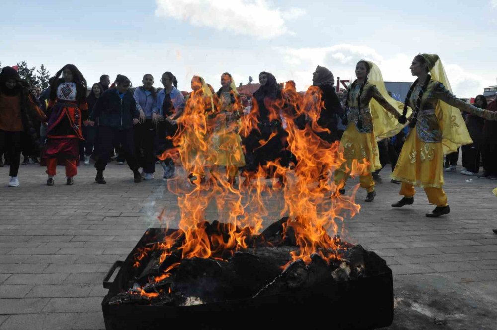 Kars’ta Resmi Nevruz Kutlamaları.. Ateş Yakıldı, Demir Dövüldü!