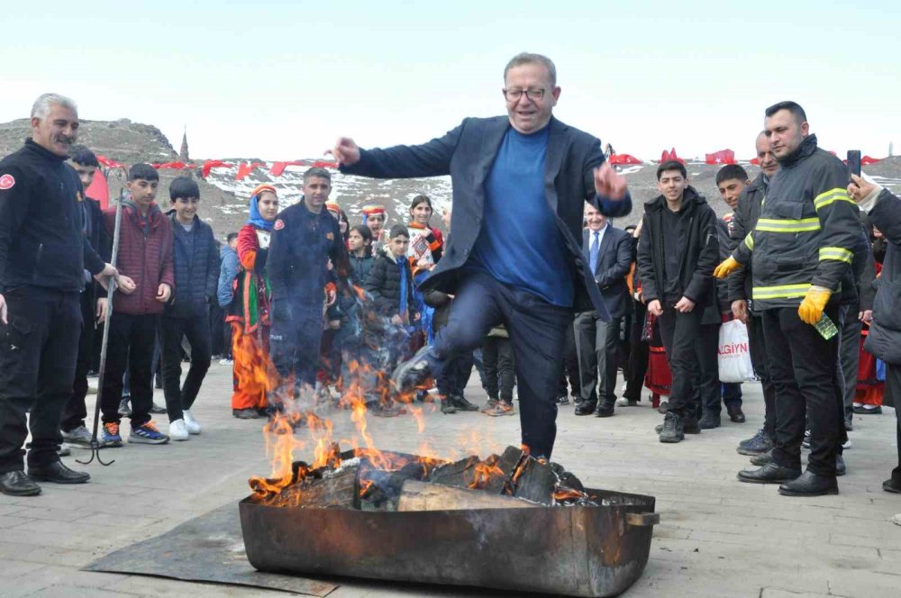Kars’ta Resmi Nevruz Kutlamaları.. Ateş Yakıldı, Demir Dövüldü!