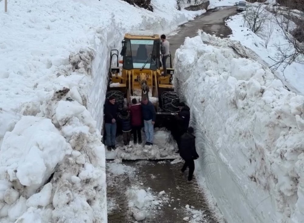 Bahçesaray’da Yola Çığ Düştü