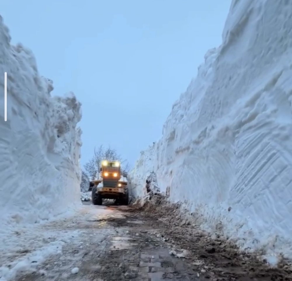 Bahçesaray’da Yola Çığ Düştü