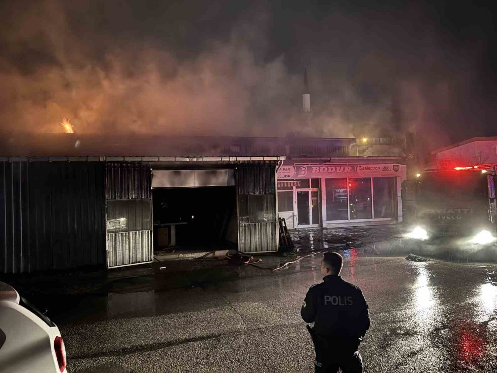 Edirne Sanayi Sitesi'ndeki Mobilya Atölyesinde Yangın