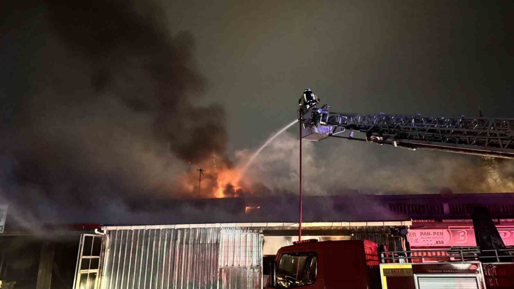 Edirne Sanayi Sitesi'ndeki Mobilya Atölyesinde Yangın