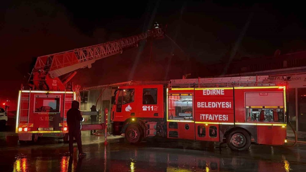 Edirne Sanayi Sitesi'ndeki Mobilya Atölyesinde Yangın