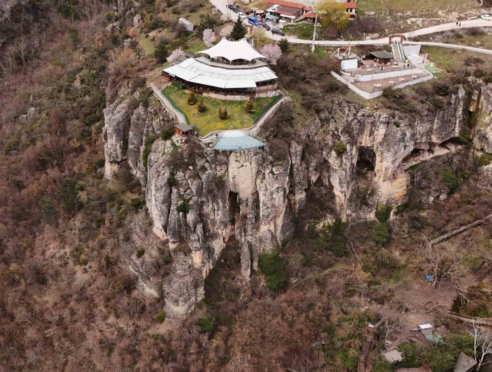80 Metre Yüksekliğindeki Cam Terastan Kendini Boşluğa Bıraktı