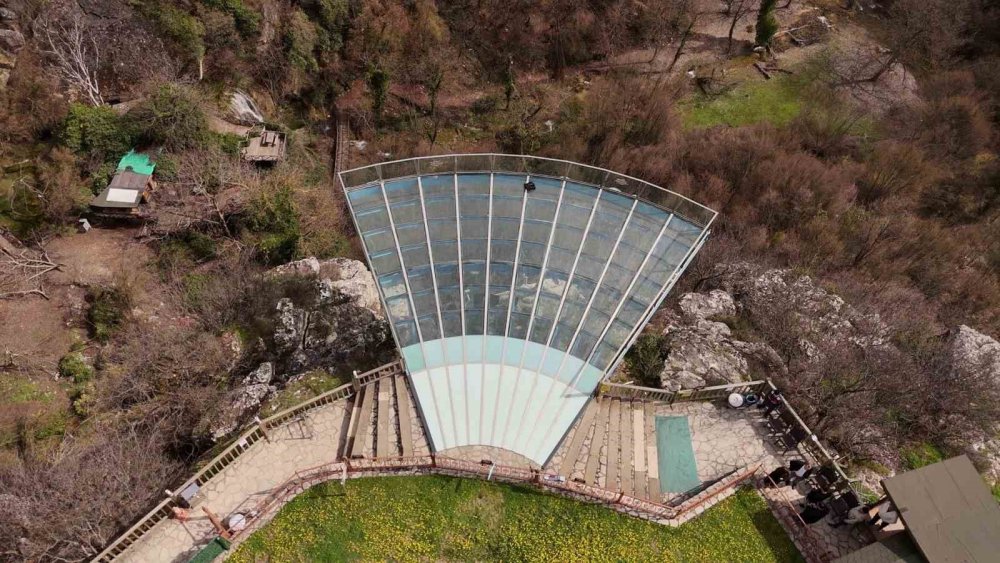 80 Metre Yüksekliğindeki Cam Terastan Kendini Boşluğa Bıraktı