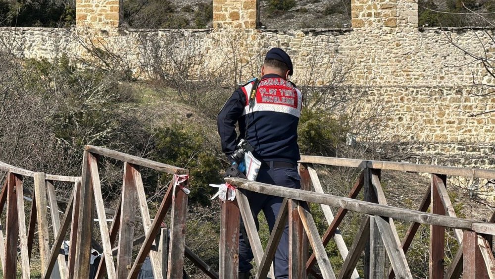 80 Metre Yüksekliğindeki Cam Terastan Kendini Boşluğa Bıraktı