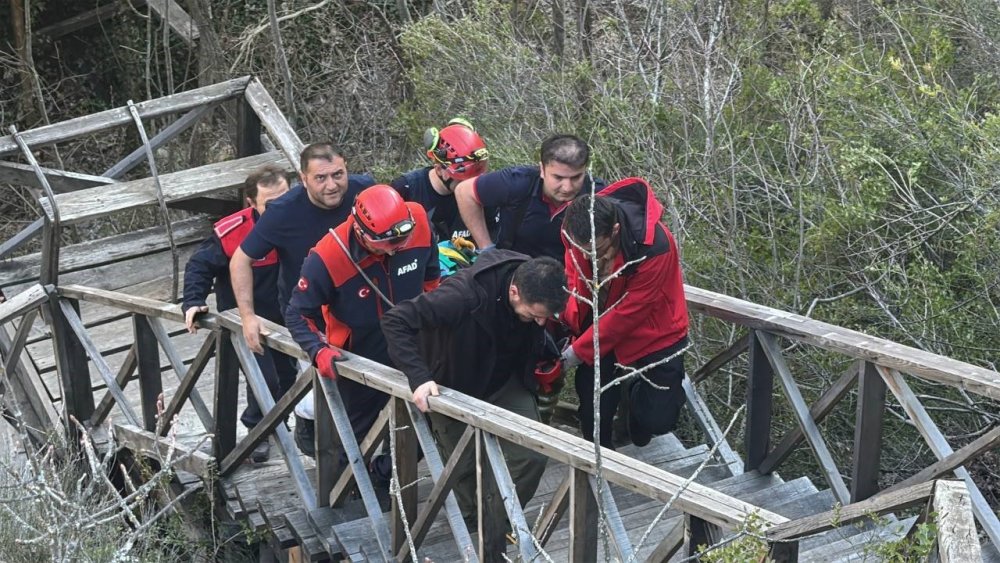 80 Metre Yüksekliğindeki Cam Terastan Kendini Boşluğa Bıraktı