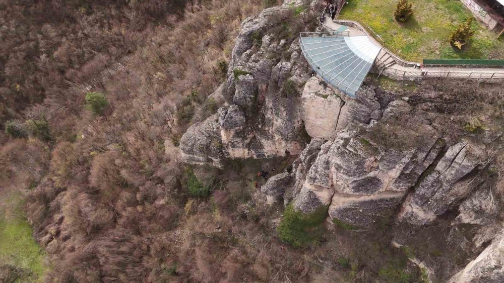 80 Metre Yüksekliğindeki Cam Terastan Kendini Boşluğa Bıraktı