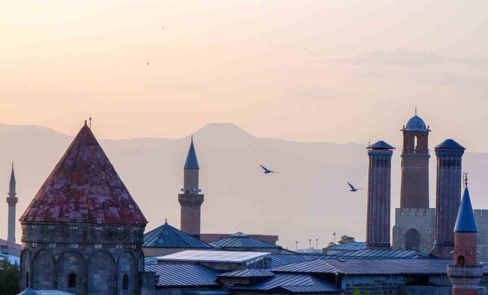 Kars ve Bölge İçin Buzlanma ve Çığ Uyarısı.. Hava Parçalı ve Yağışlı!