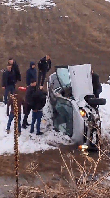 Kars’ta Otomobil Şarampole Yuvarlandı.. Sürücü Kazayı Yarasız Atlattı!