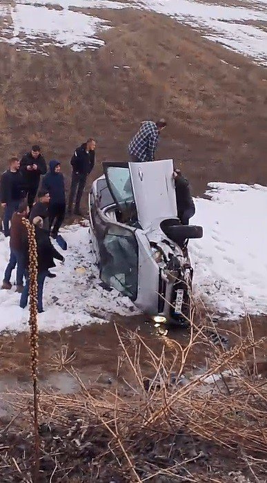 Kars’ta Otomobil Şarampole Yuvarlandı.. Sürücü Kazayı Yarasız Atlattı!
