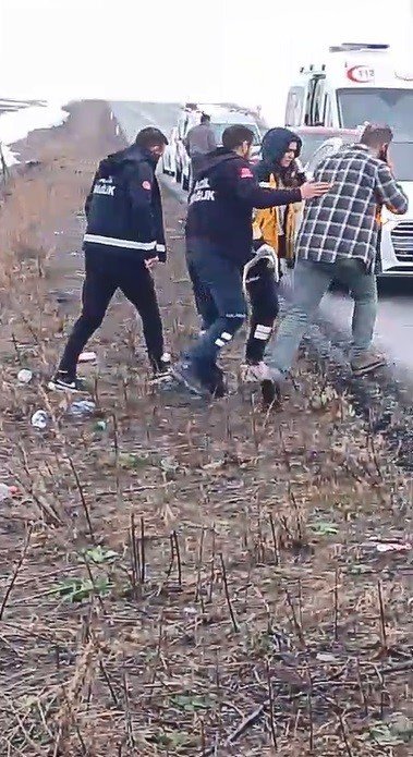 Kars’ta Otomobil Şarampole Yuvarlandı.. Sürücü Kazayı Yarasız Atlattı!