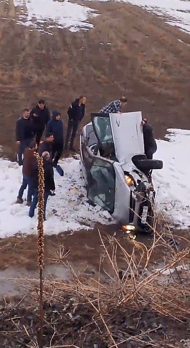 Kars’ta Otomobil Şarampole Yuvarlandı.. Sürücü Kazayı Yarasız Atlattı!