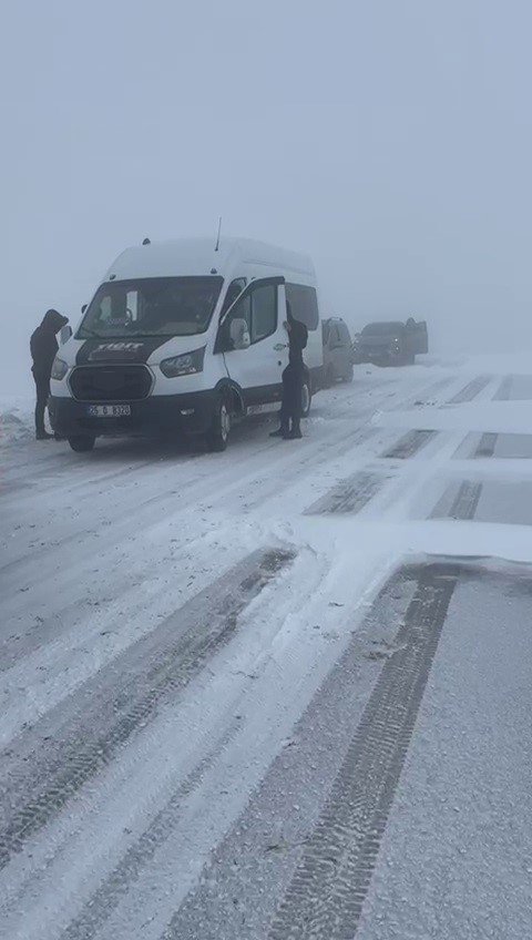 Palandöken Geçidi’nde Kar ve Tipi Nedeniyle Onlarca Araç Mahsur Kaldı