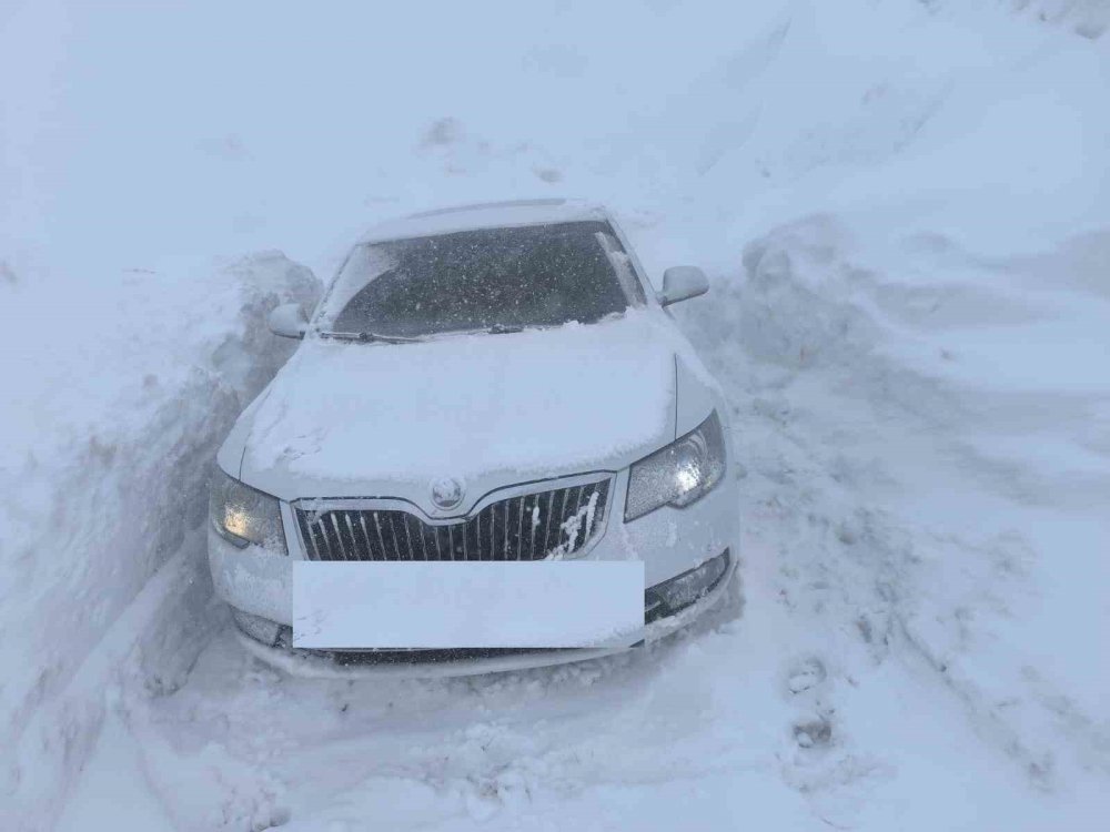 Hakkari’de 3 Bin Rakımlı Zirvede Mahsur Kalanlar Kurtarıldı