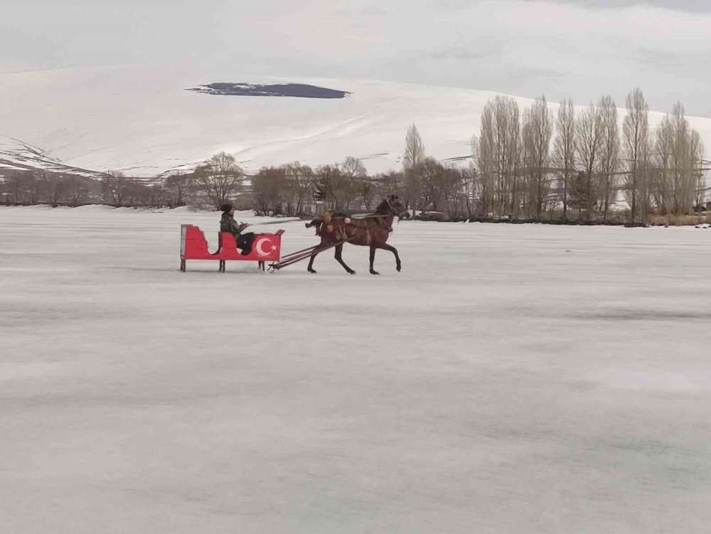 ‘Kış Turizmi’nde Dikkat Çeken Etkinlik.. Çıldır Gölü’nde Atlı Kızak Turları Bitti!