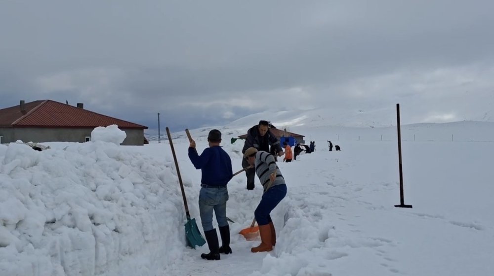 Köylüler Sel Riskine Karşı Karı Kürekle Yararak Su Yolu Açtı