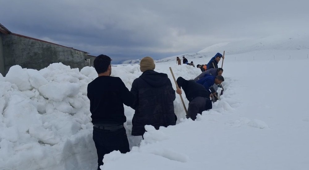 Köylüler Sel Riskine Karşı Karı Kürekle Yararak Su Yolu Açtı