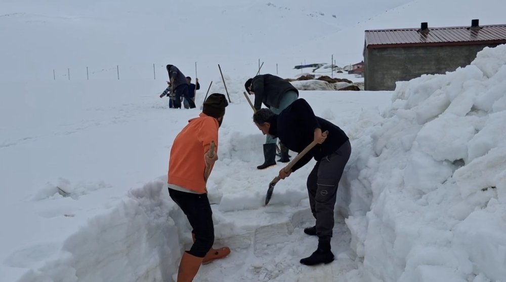Köylüler Sel Riskine Karşı Karı Kürekle Yararak Su Yolu Açtı