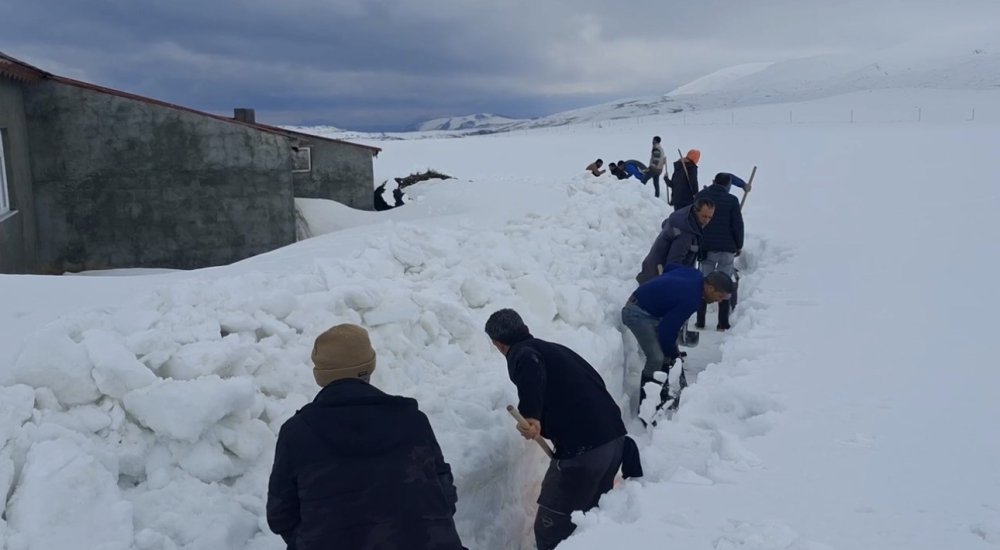 Köylüler Sel Riskine Karşı Karı Kürekle Yararak Su Yolu Açtı