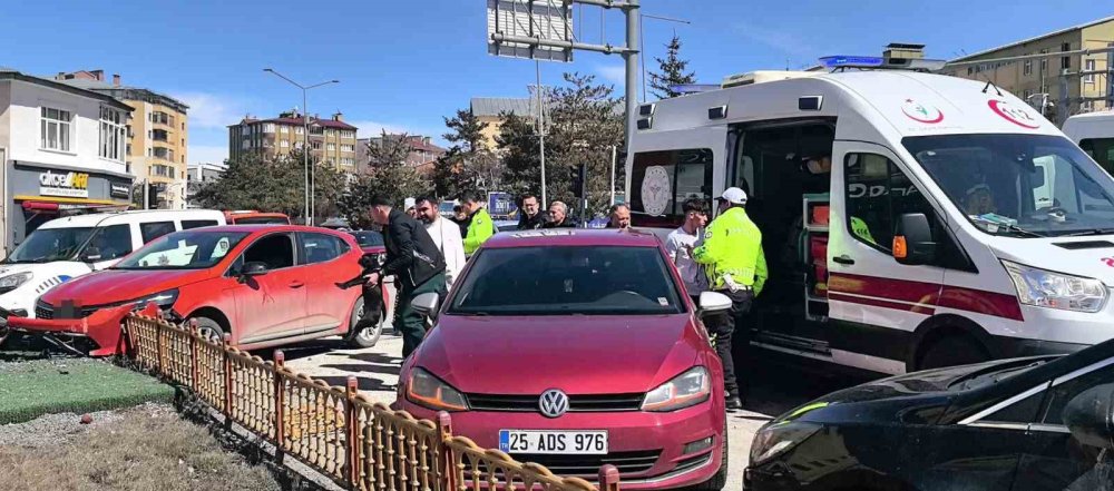Seyir Halindeki Araçta Panik.. Köpeğin Ani Hareketi Kazaya Yol Açtı!
