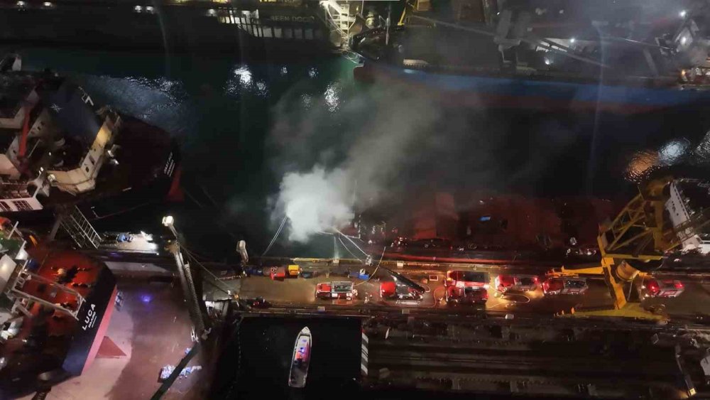 Tuzla’da Kuru Yük Gemisinde Yangın: Çok Sayıda Ekip Sevk Edildi
