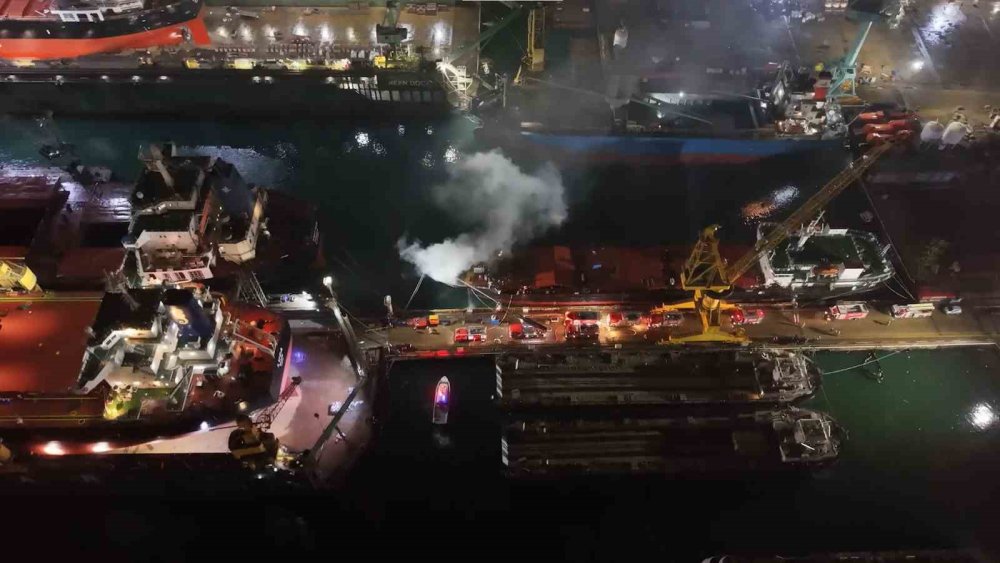 Tuzla’da Kuru Yük Gemisinde Yangın: Çok Sayıda Ekip Sevk Edildi