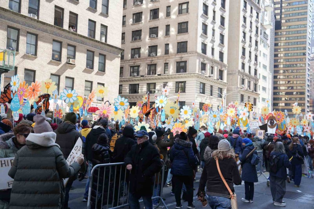 Manhattan’da "Krallara Hayır" Protestosunda On Binlerce Kişi Yürüdü