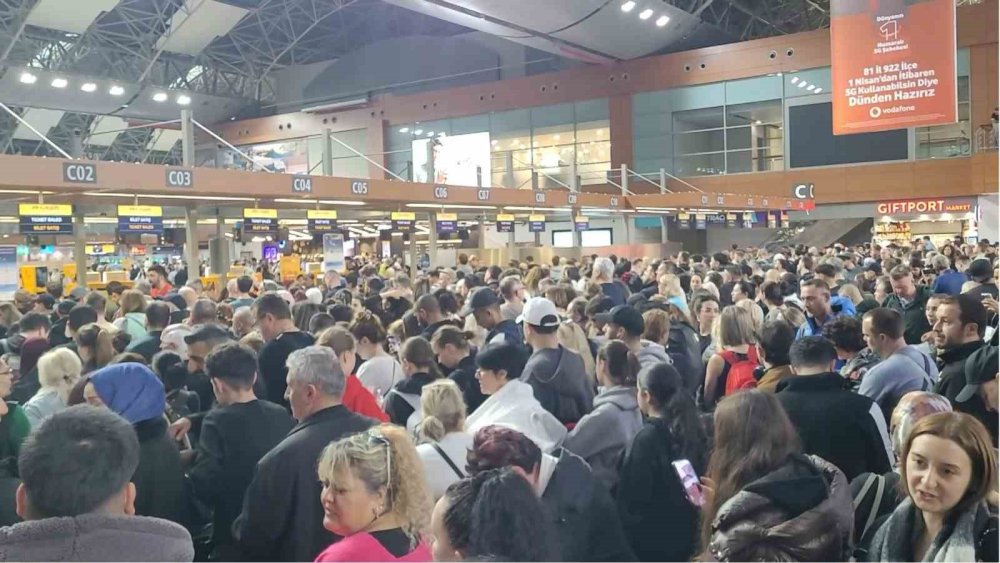 Sabiha Gökçen’de Hava Muhalefeti Engeli.. 127 Sefer İptal Edildi, Yolcular Terminalde Kaldı!