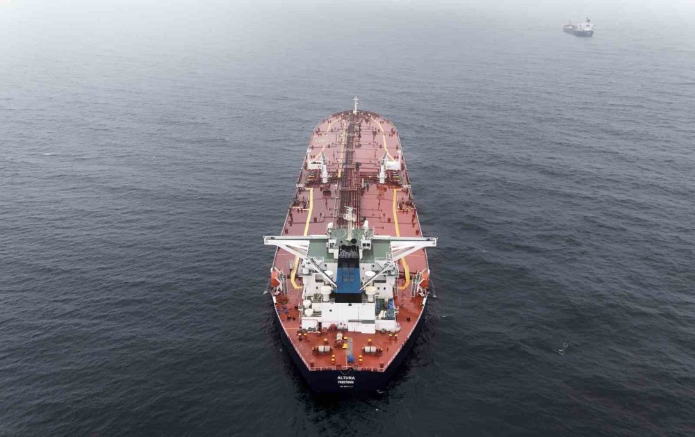 İstanbul Boğazı’na Yaklaşırken Vurulan Tanker Havadan Görüntülendi