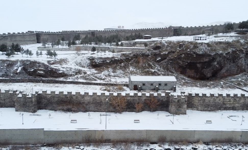 Ardahan Beyaza Büründü.. Tarihi Kale Kartpostallık Görüntüler Sundu!