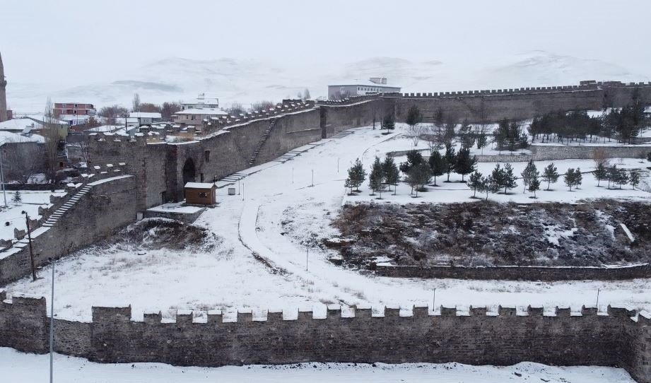 Ardahan Beyaza Büründü.. Tarihi Kale Kartpostallık Görüntüler Sundu!