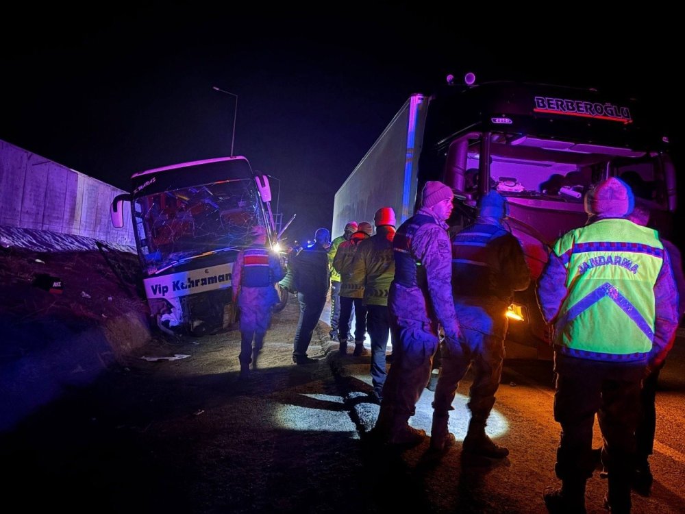 Erzincan’da Kontrolden Çıkan Yolcu Otobüsü Bariyerlere Çarptı