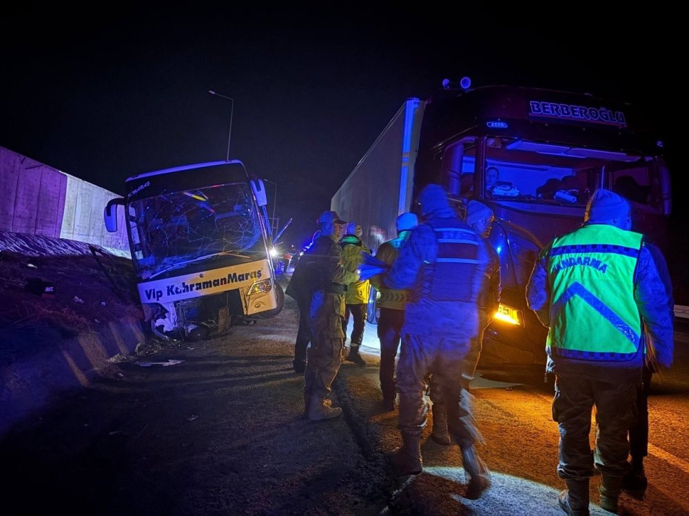 Erzincan’da Kontrolden Çıkan Yolcu Otobüsü Bariyerlere Çarptı