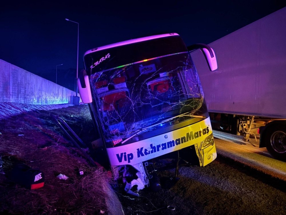 Erzincan’da Kontrolden Çıkan Yolcu Otobüsü Bariyerlere Çarptı
