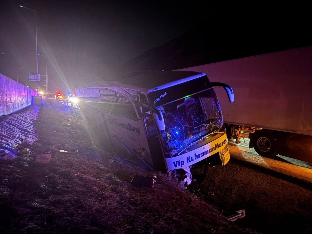Erzincan’da Kontrolden Çıkan Yolcu Otobüsü Bariyerlere Çarptı