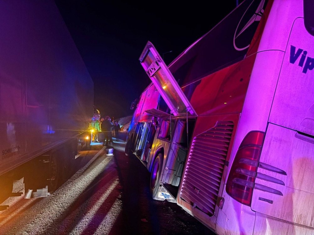 Erzincan’da Kontrolden Çıkan Yolcu Otobüsü Bariyerlere Çarptı