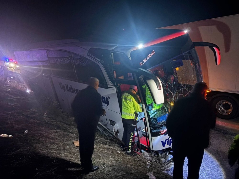 Erzincan’da Kontrolden Çıkan Yolcu Otobüsü Bariyerlere Çarptı